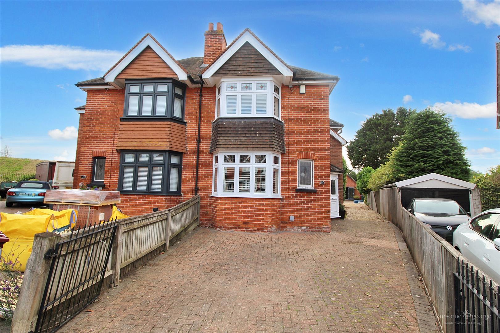3 bed property in Glenwood Drive, Reading
